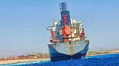تعويم سفينة لنقل الغاز جنحت في خليج العقبة بمصر